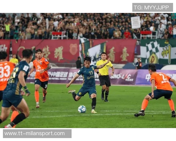 贵州筑城主场因观众投掷水杯被中足联罚款1万元引发热议